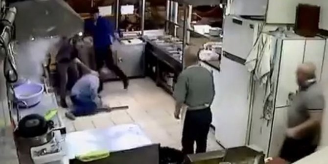 Lokantadaki tekme-tokat kavga kamerada