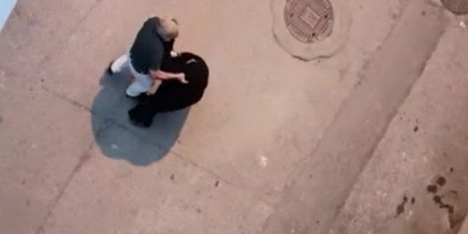 Kendisini aldatan kocası tarafından sokak ortasında darbedildi