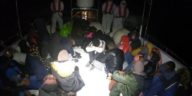Didim açıklarında 28 düzensiz göçmen kurtarıldı