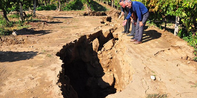 Sel suları, fay hattında 3 metrelik dev yarıklar oluşturdu