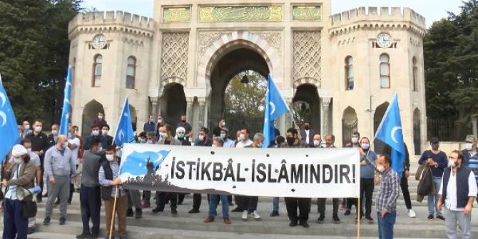 Beyazıt'ta Fransa'da Hz. Muhammed'e hakaret içeren karikatürlerin binalara yansıtılmasına tepki