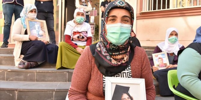 Diyarbakır annelerinden Mutlu: Kızımı alana kadar da bu kapıdan kalkmam