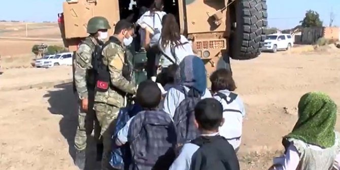 Mehmetçik, Resulaynlı çocukları zırhlı araçlarla okula taşıyor