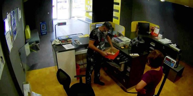 Antalya'daki PTT şubesini soyan sanığın rahat tavırları kamerada