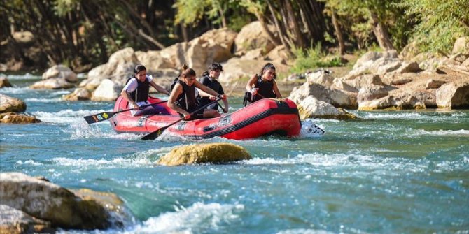 'Raftingin kardelenleri' şampiyonluk için Munzur Çayı'nın hırçın sularında kürek çekiyor