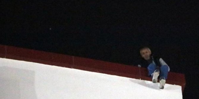 Eşinin eve dönmesini isteyip hastanenin çatısına çıktı, operasyonla indirildi