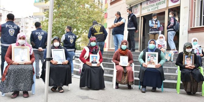 Diyarbakır'daki evlat nöbetine iki aile daha katıldı