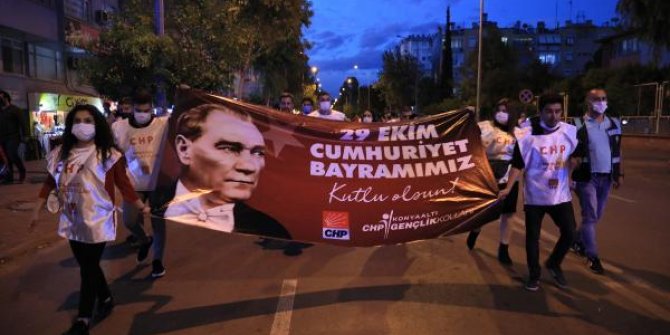 Antalya’da meşaleli Cumhuriyet Bayramı yürüyüşü