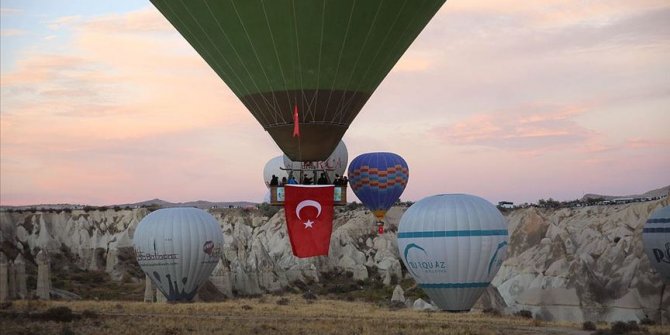 Kapadokya'da balonlar Cumhuriyet Bayramı için havalandı