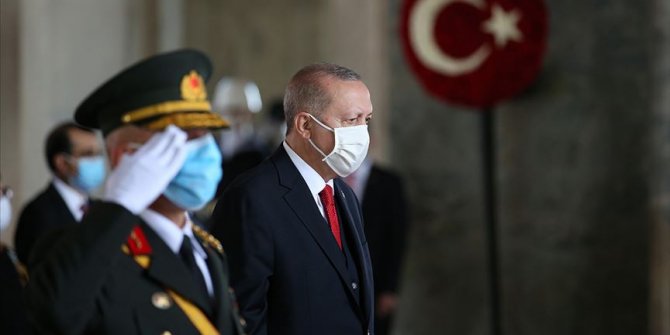 Erdoğan: Zaferlerle dolu şanlı mazimizden cesaret alarak birlik beraberlik ve kardeşlik içinde yürümeye devam edeceğiz