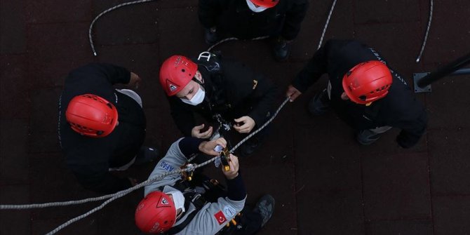 Arama kurtarma eğitimleri hem afet bölgesinde hem doğada hayat kurtarıyor