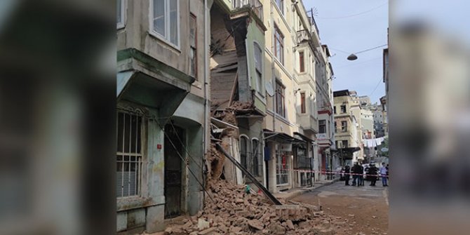 Beyoğlu'nda 2 katlı boş bina çöktü