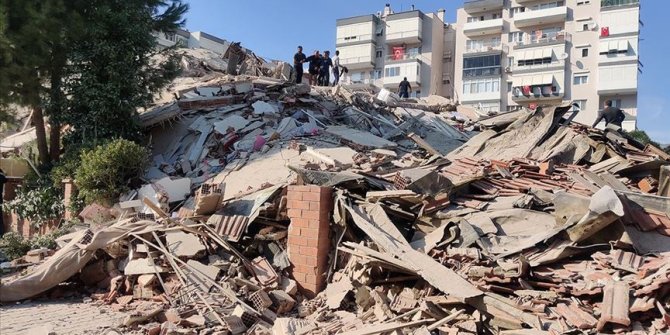 İzmir'de 6,6 büyüklüğünde deprem