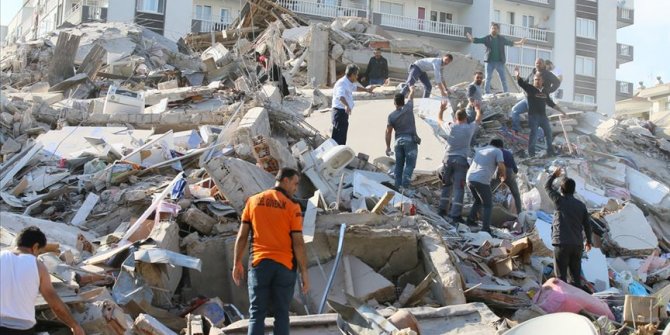 Bayraklı'da enkazdan 3 kişi yaralı çıkarıldı