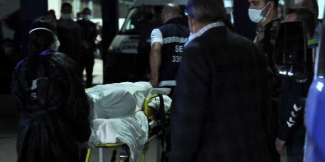 Enkaz altında kalanların yakınları hastaneye koştu; kimisi sinir krizi geçirdi, kimisi umutla bekledi
