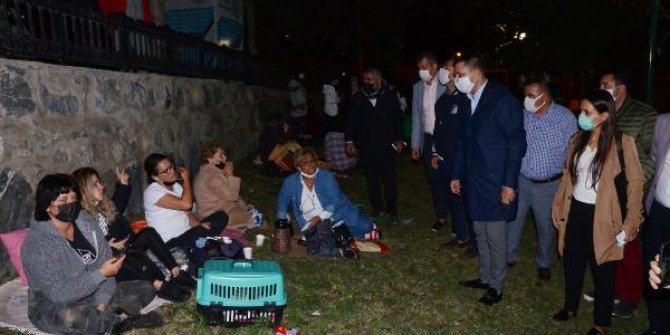 İzmir depremi sonrası Kuşadası geceyi sokakta geçiriyor