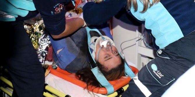 Enkaz altında kalan Buse 9,5 saat sonra kurtarıldı