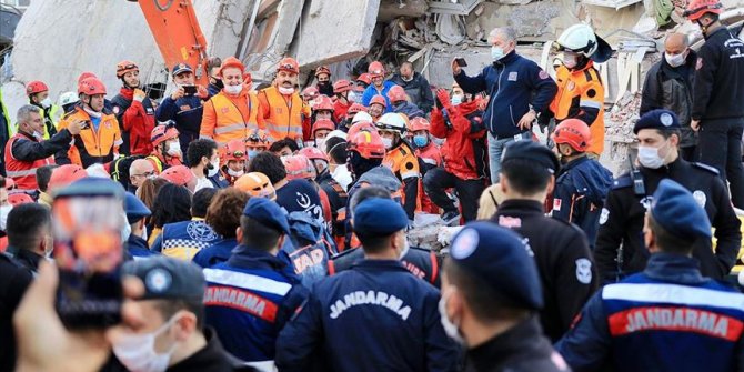 İzmir'de 17 saat sonra enkaz altındaki 3 kişiye daha ulaşıldı