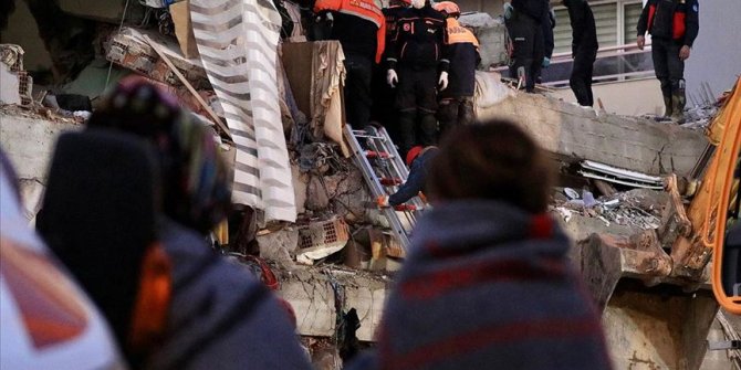 İzmir'de deprem enkazından 16 saat sonra bir kişi daha çıkarıldı