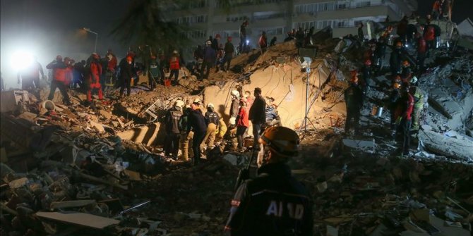 İzmir'de 9 binada arama kurtarma çalışmaları devam ediyor