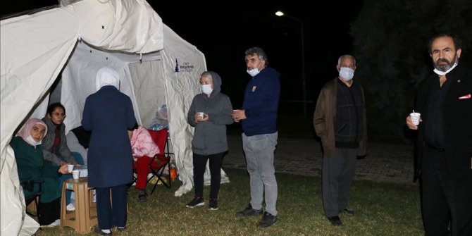 İzmir'de depremzedeler çadırda sabahlıyor