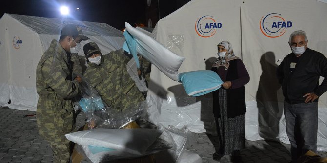 Mehmetçik deprem bölgesindeki yardım faaliyetlerine destek veriyor