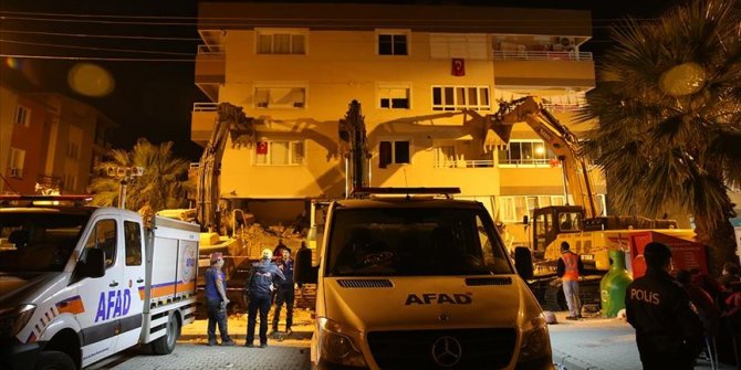 İzmir'de deprem enkazından 33 saat sonra bir yaralı çıkarıldı