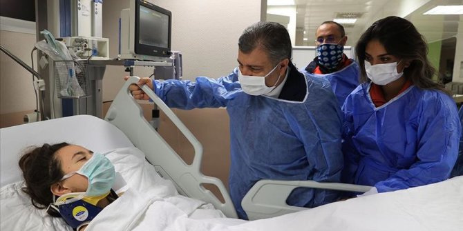 Sağlık Bakanı Koca, enkazdan kurtarılan İnci Okan'ı ziyaret etti