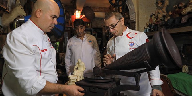 35 kilo çikolatayla 113 yıllık gramofonun aynısını yaptı
