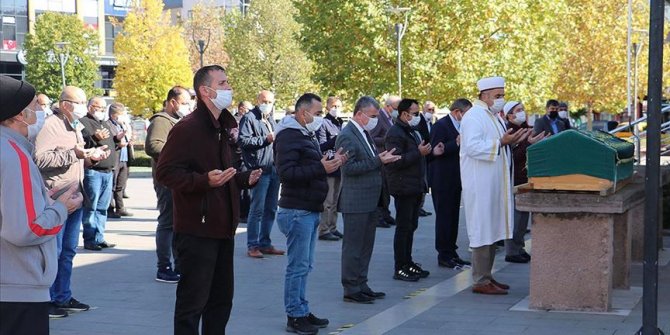 Depremde hayatını kaybeden emekli öğretmen Samsun'da son yolculuğuna uğurlandı