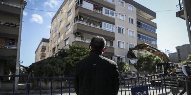 Enkazın başında mesai arkadaşından gelecek müjdeli haberi bekliyor
