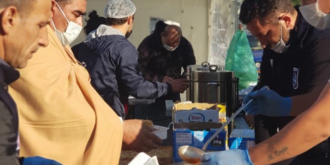 Ankara Büyükşehir Belediyesi'nden İzmirli depremzedelere gıda yardımı