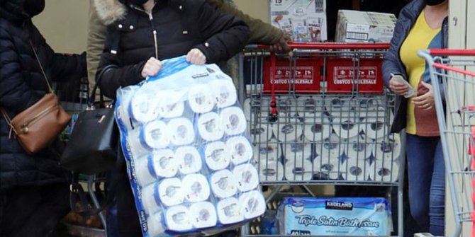 İngiltere'de karantina öncesi halk, tuvalet kağıdı için marketlere hücum etti