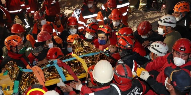 İzmir'deki depremden yaklaşık 58 saat sonra 14 yaşındaki İdil enkazdan yaralı çıkarıldı