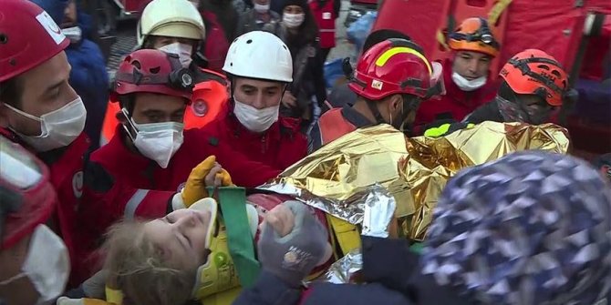 İzmir'de yaklaşık 65 saat sonra 3 yaşındaki Elif enkazdan yaralı çıkarıldı