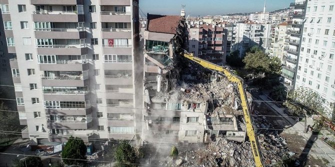 İzmir'deki depremde iki katı çöken Yılmaz Erbek Apartmanı'nda yıkım çalışmaları tekrar başladı