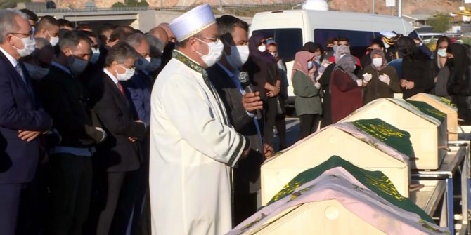 Depremde hayatını kaybedenler son yolculuklarına uğurlanıyor