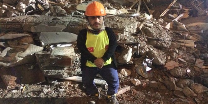 1 metre boyu ile 4 gündür enkazda hayat kurtarma mücadelesi veriyor
