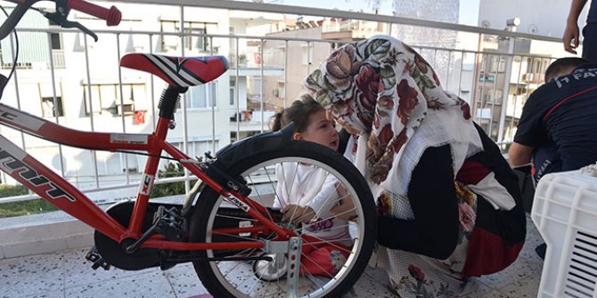 Parmakları bisikletin zincire sıkışan Asya Mira'yı, itfaiye kurtardı