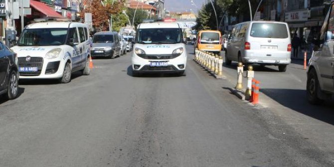 Polis megafonundan maske ve sosyal mesafe uyarısı
