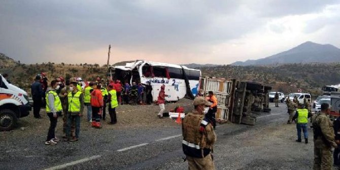 Bitlis'te yolcu otobüsü ile TIR çarpıştı: 2 ölü, 12 yaralı