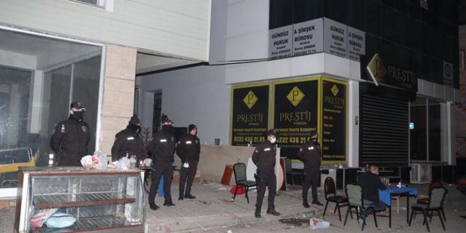 İzmir'de polis ve bekçi, boşaltılan binaların çevresinde nöbet tutmaya başladı