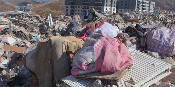 Binalardan çıkan enkaz, özel alanda muhafazaya alındı