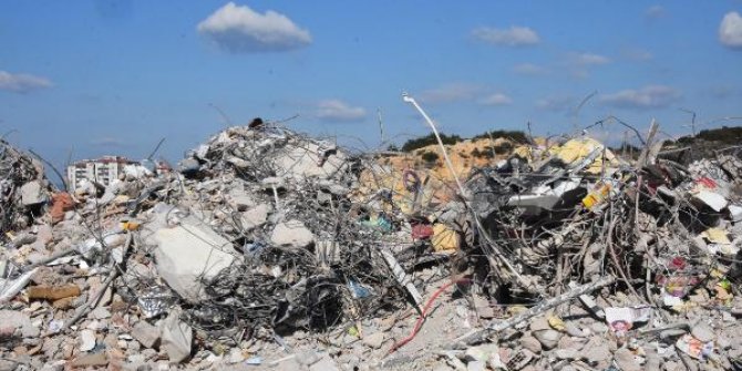 Binalardan çıkan enkaz, özel alanda muhafazaya alındı