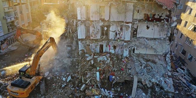 İzmir'deki depremde yıkılan binalarla ilgili gözaltına alınan 9 şüpheli adliyeye sevk edildi