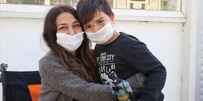 Enkazdan çıkarılan genç öğretmenin 'oyuncak' çağrısına çocuklardan anlamlı destek