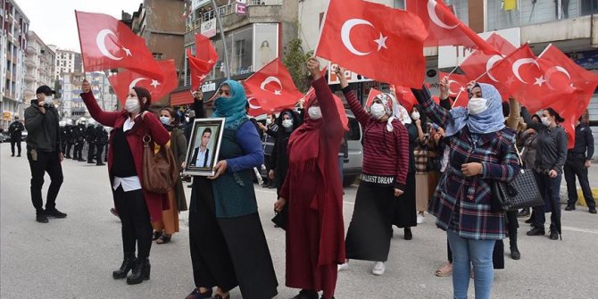 Şırnak'ta terör mağduru aileler HDP İl Başkanlığı binası önünde eylem yaptı