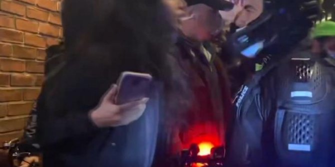 ABD'de sokaklarında seçim gerilimi: Kadın protestocu polisin yüzüne tükürdü