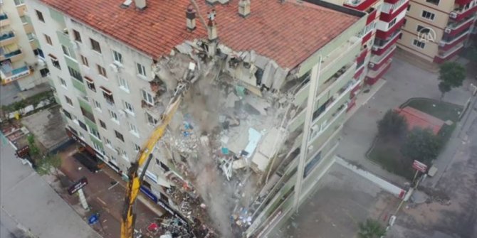İzmir'de ağır hasarlı bina kontrollü yıkım yapılırken çöktü