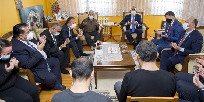 Adalet Bakanı Gül depremzede aileye başsağlığı ziyaretinde bulundu